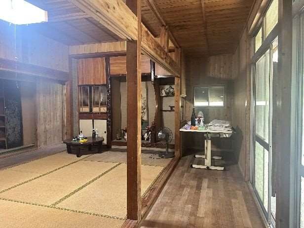 1970s wood house in Tamina, China