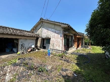 1980s wood house on a large plot in Funaki, Satsuma