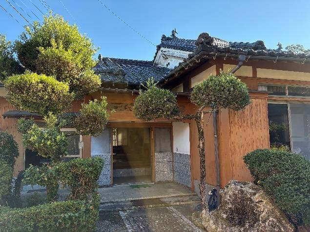 1970s wood house on a large plot in Tashirogawara, Kinko