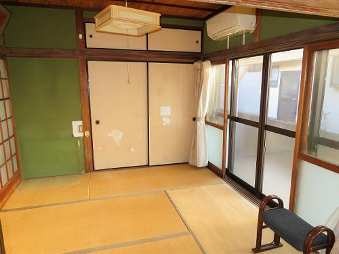 1960s wood house, 8-min walk to station, Oita