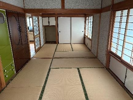 1970s wood house near the coast in Shiromoto, Kinko