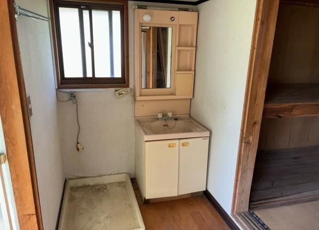 1960s wood house in Takaono, Izumi, farmland, approval needed