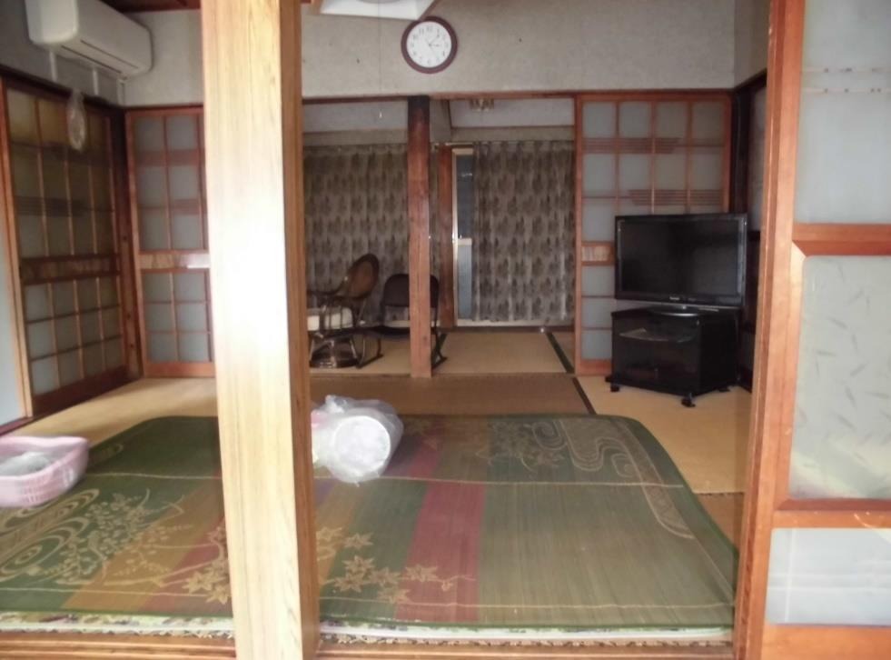 1950s wood house on a large plot in Takemoto, Izumi