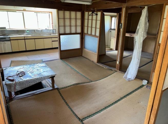 1960s wood house in Takaono, Izumi, farmland, approval needed