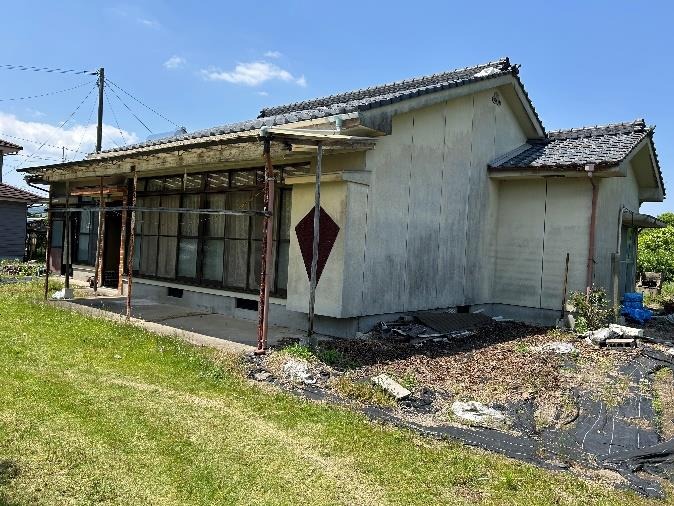 1980s wood house on a large plot in Funaki, Satsuma