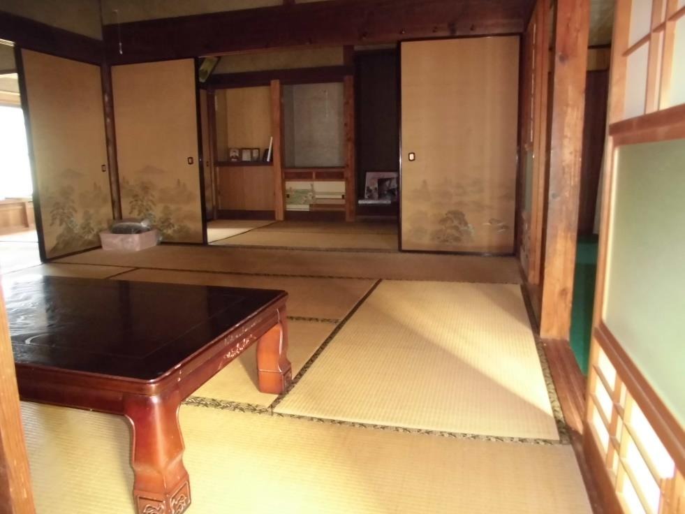 1950s wood house on a large plot in Takemoto, Izumi