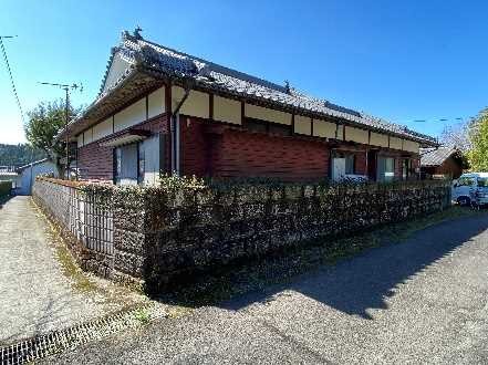 1980s wood house on a large plot in Tashiro, Kinko