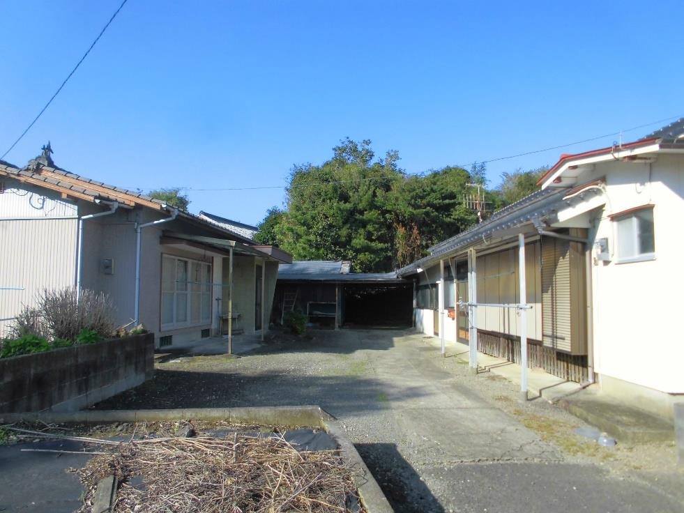1950s wood house on a large plot in Takemoto, Izumi