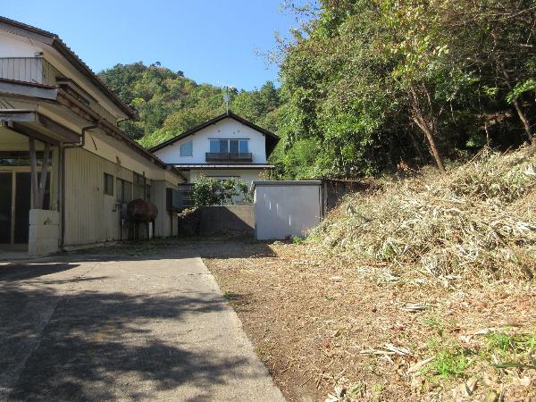 Two-story house with ample parking