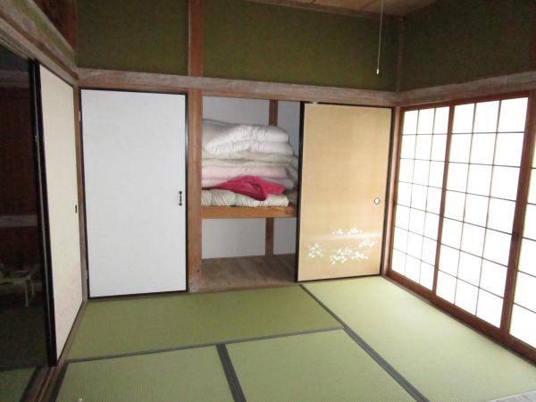 1970s wood house with storehouses in Oita