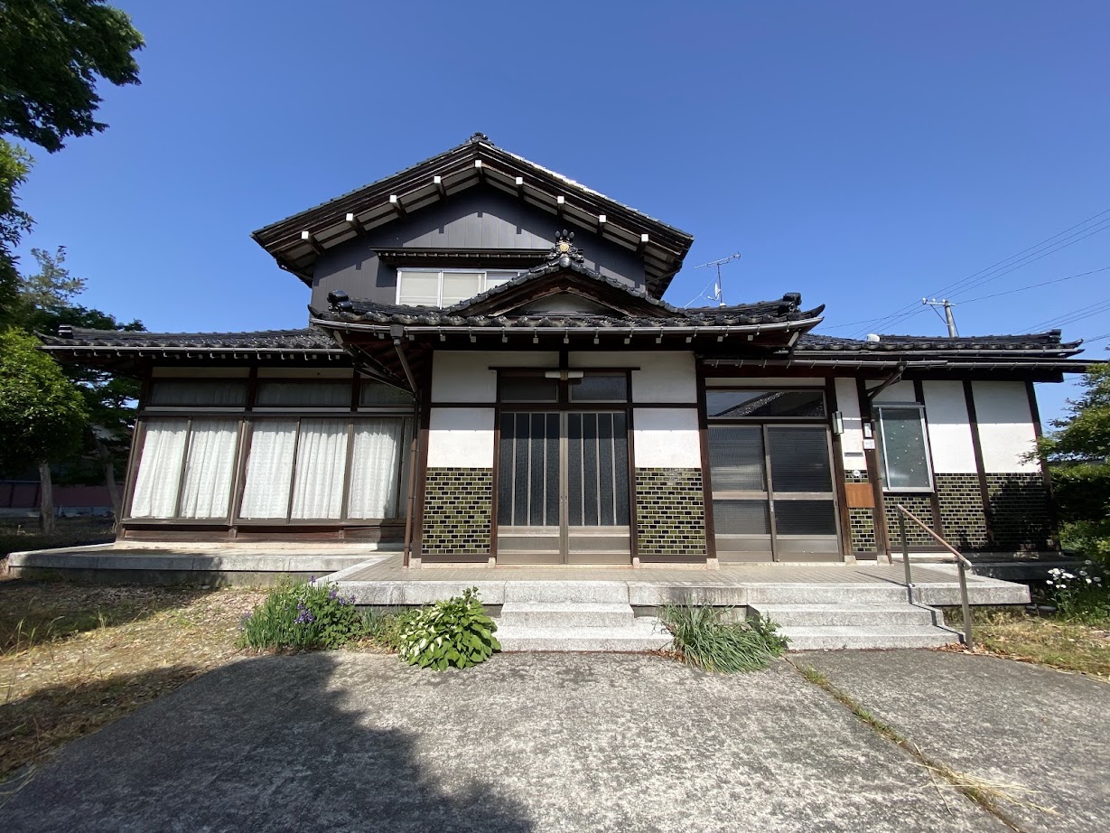 1970s wood house, 13-min walk to station, Toyama