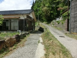 1960s wood house on a large plot in Niigata