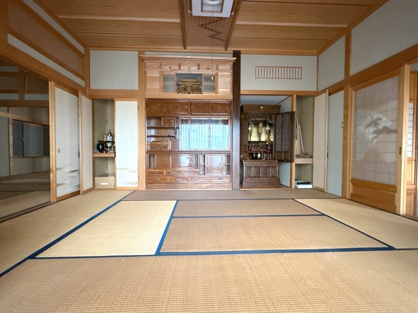 1990s wood house on a large plot in Aomori