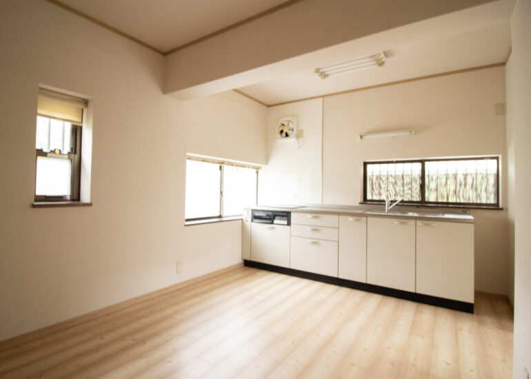 1990s wood house on a large plot in Matsusaka Kahada