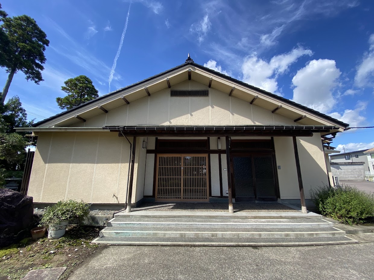 1980s wood house on a large plot in Toyama