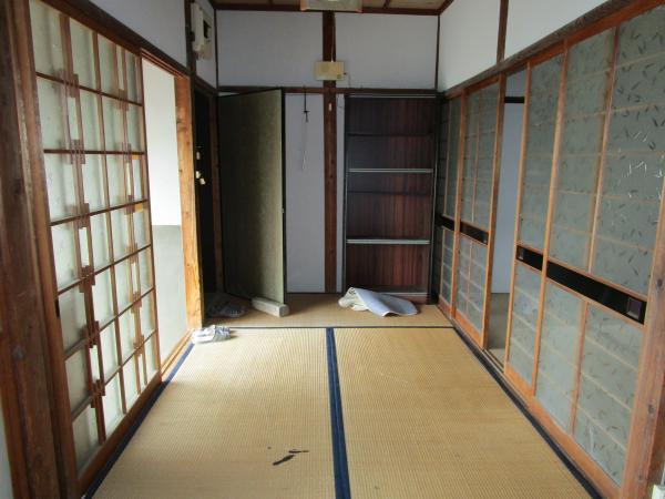 Wood house with storehouses in Oita