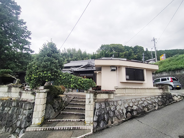 Sunny single-story house with parking