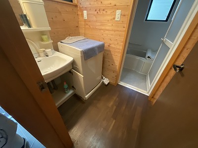 Pellet stove-equipped log house style property!
