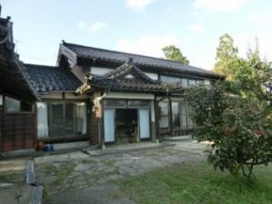 1970s wood house with storehouses in Niigata