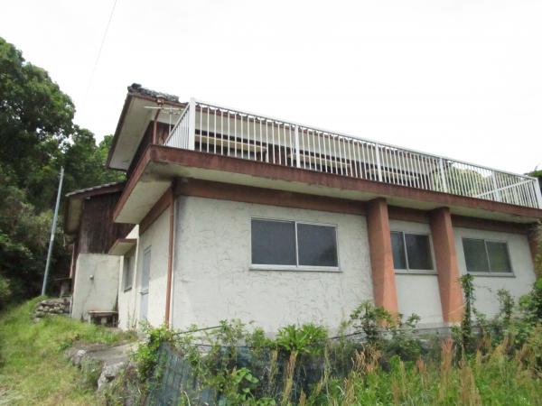 1960s wood house on a large plot in Oita