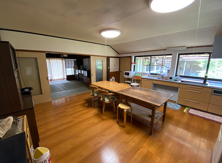Wood house on a large plot in Shimane