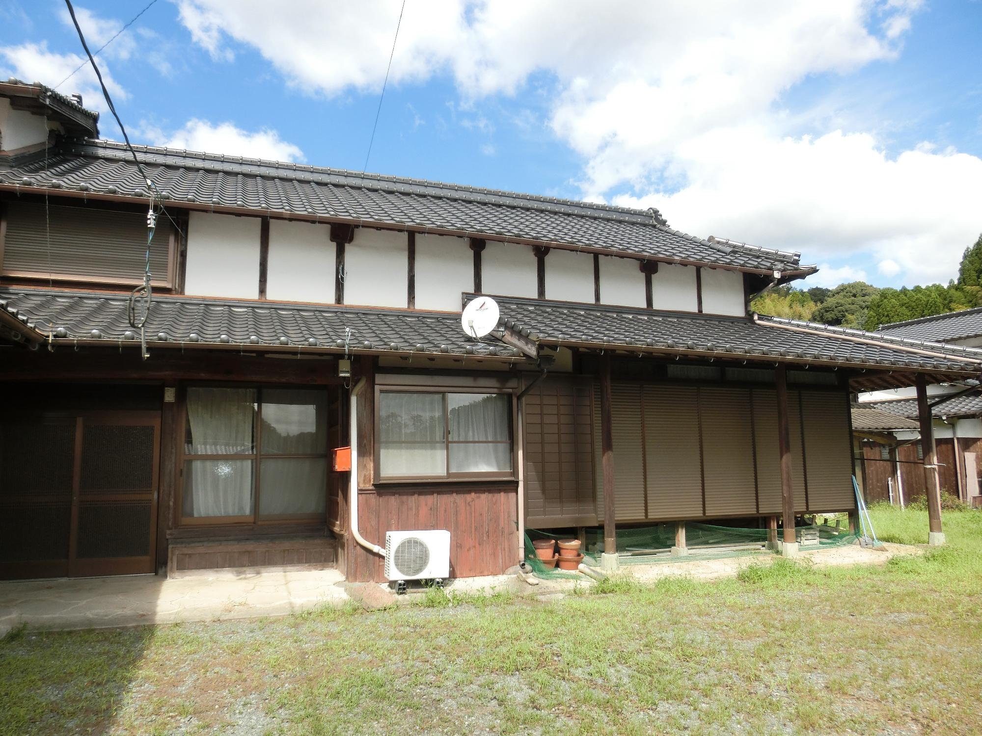 Wood house with outbuildings in Fukuoka