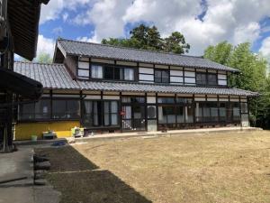 1960s wood house on a large plot in Niigata
