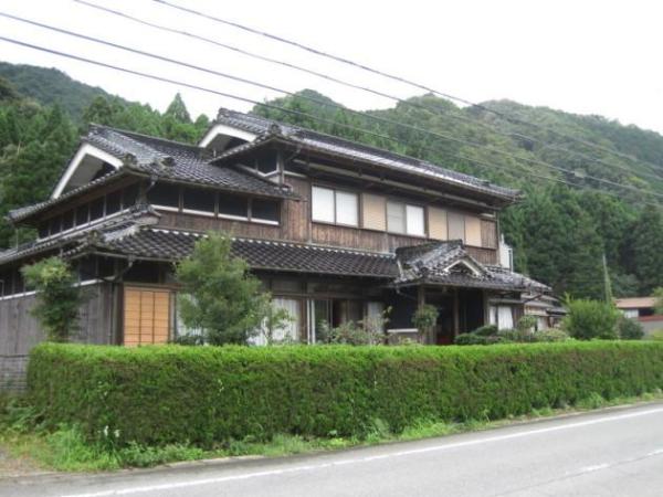 1980s wood house on a large plot in Hyogo