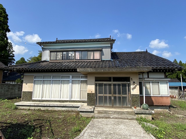 1970s wood house on a large plot in Toyama