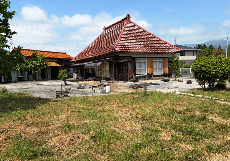 Wood house on a large plot in Niigata