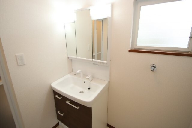 1990s wood house, 8-min walk to station, Mie