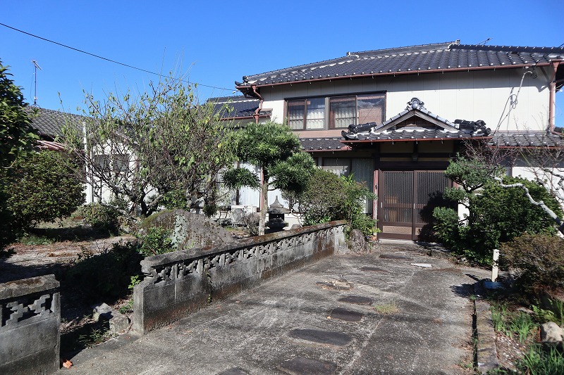 1920s wood house on a large plot in Saga