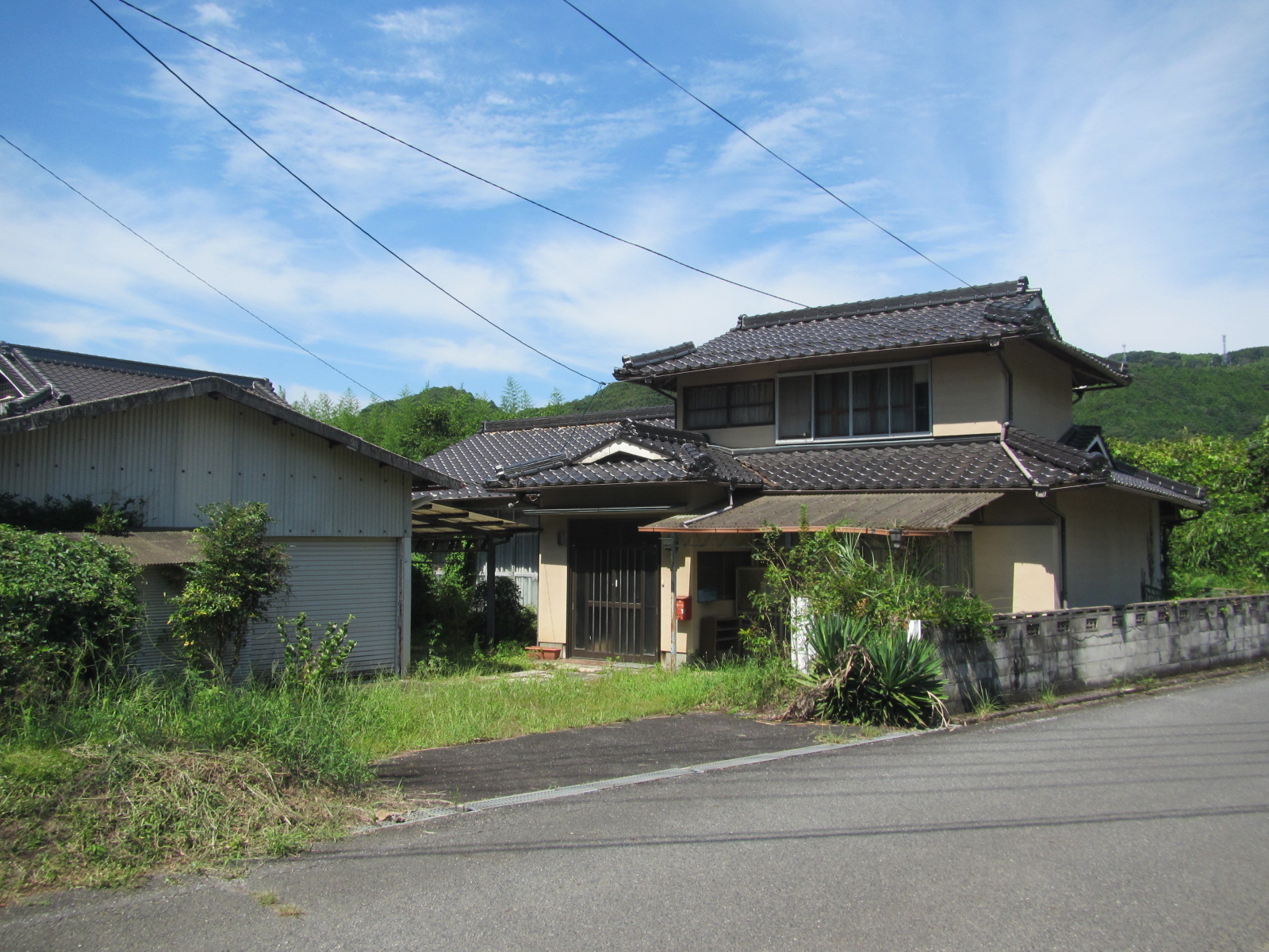 1970s wood house, 13-min walk to station, Okayama