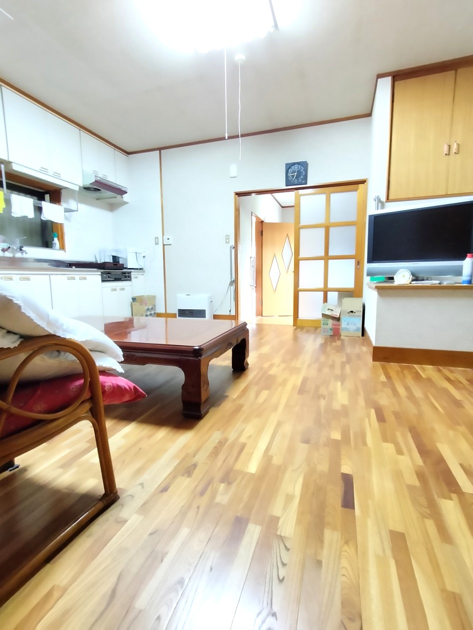 1990s house with storehouses in Ehime