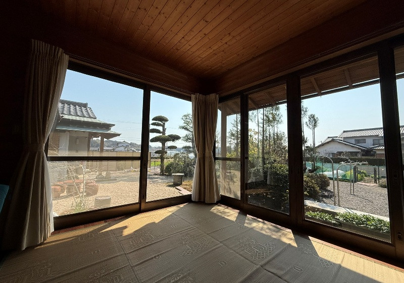 Farmland, office, and storage with spacious traditional home, for creative pursuits