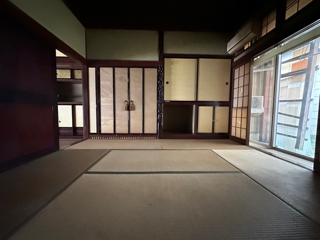 1970s concrete house, 2-min walk to station, Toyama