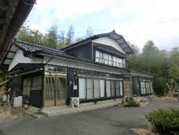 1990s wood house on a large plot in Niigata