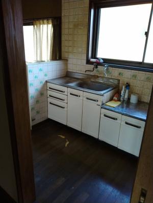 1960s wood house on a large plot in Niigata