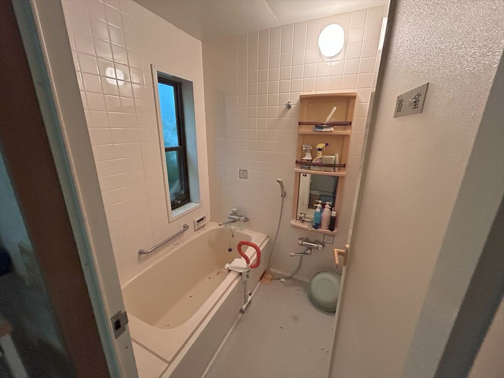 1950s wood house on a large plot in Mie