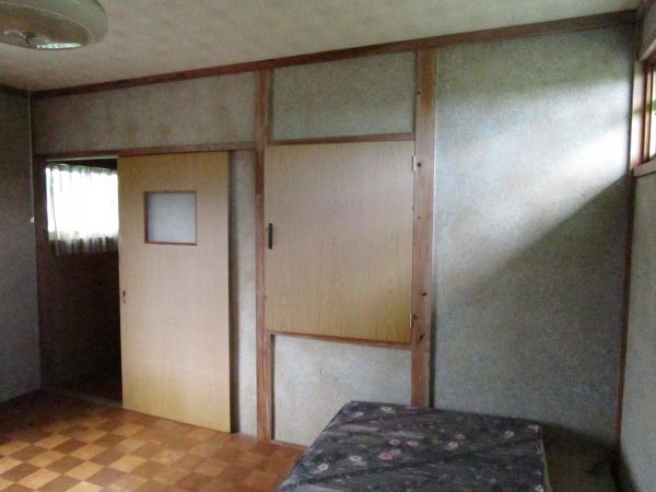 1970s wood house with storehouses in Oita