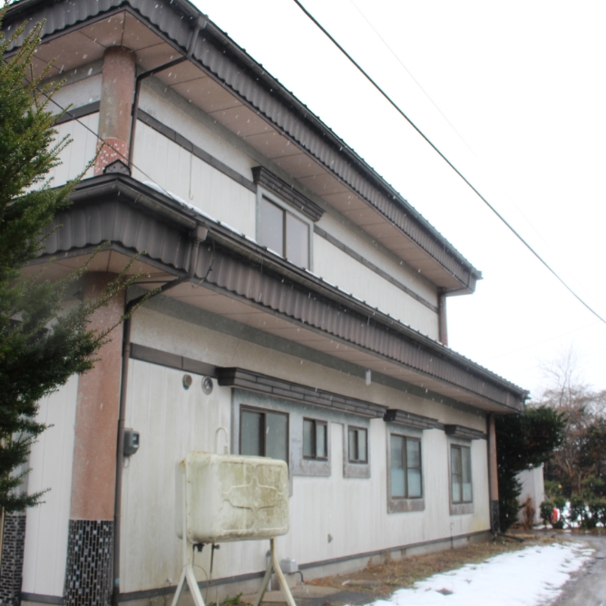 1970s wood house on a large plot in Aomori