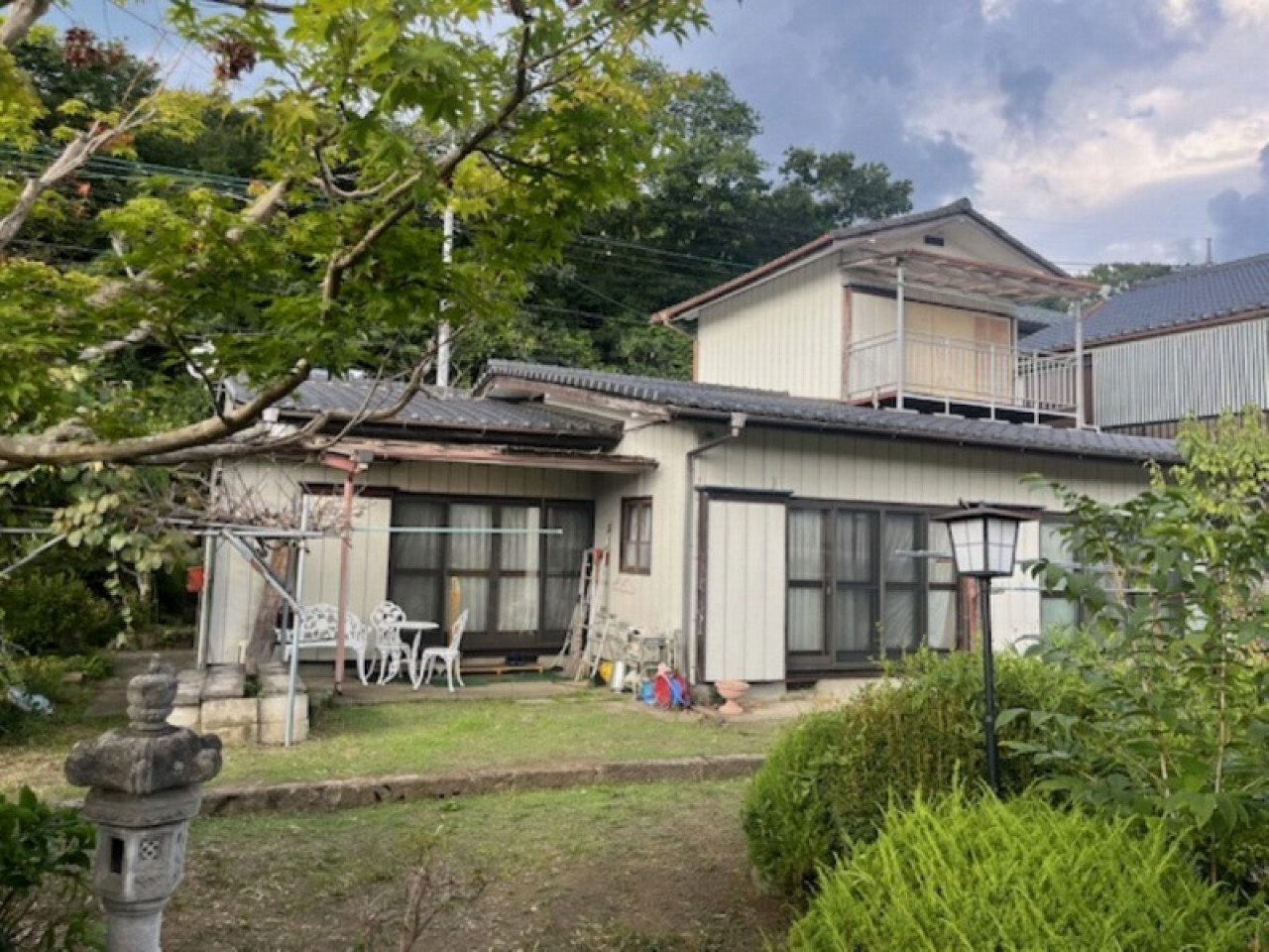 1960s wood house on a large plot in Tochigi
