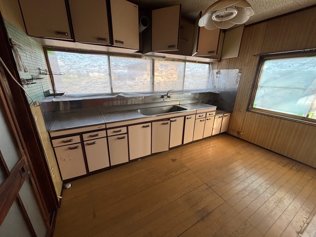 1970s wood house on a large plot in Akita