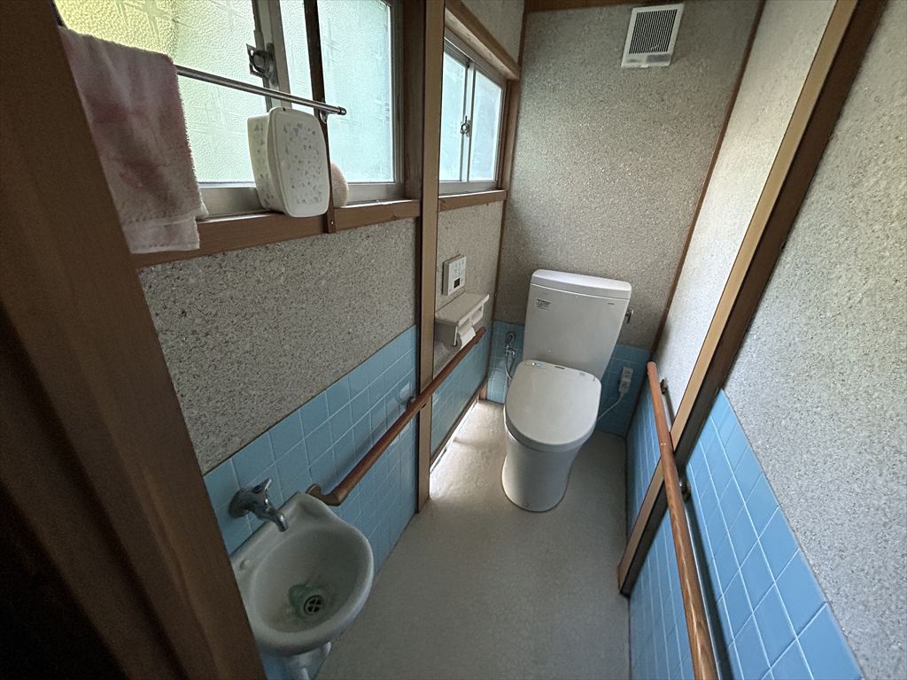 1950s wood house on a large plot in Mie