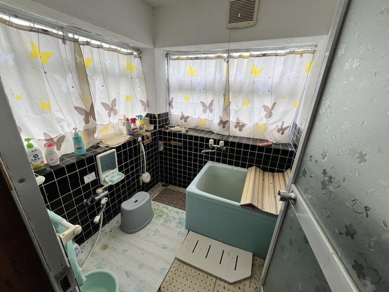 1970s wood house on a large plot in Niigata