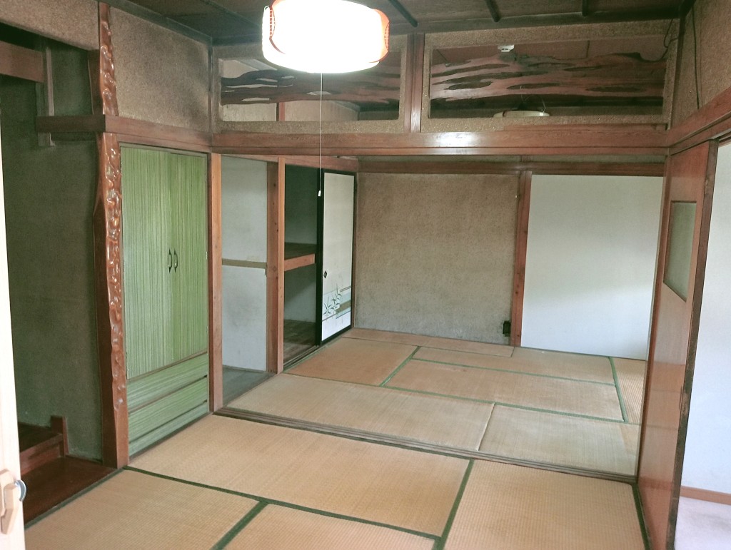 2-story residential building with many rooms on a south-facing open plot adjacent to a national highway. Suitable for dual-family housing or private lodging use.