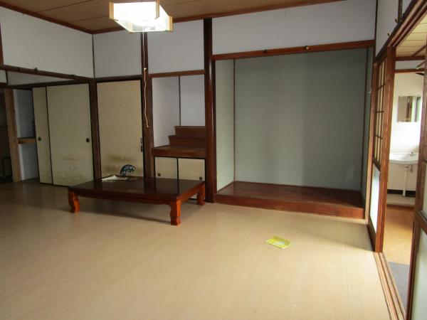 Wood house with storehouses in Oita