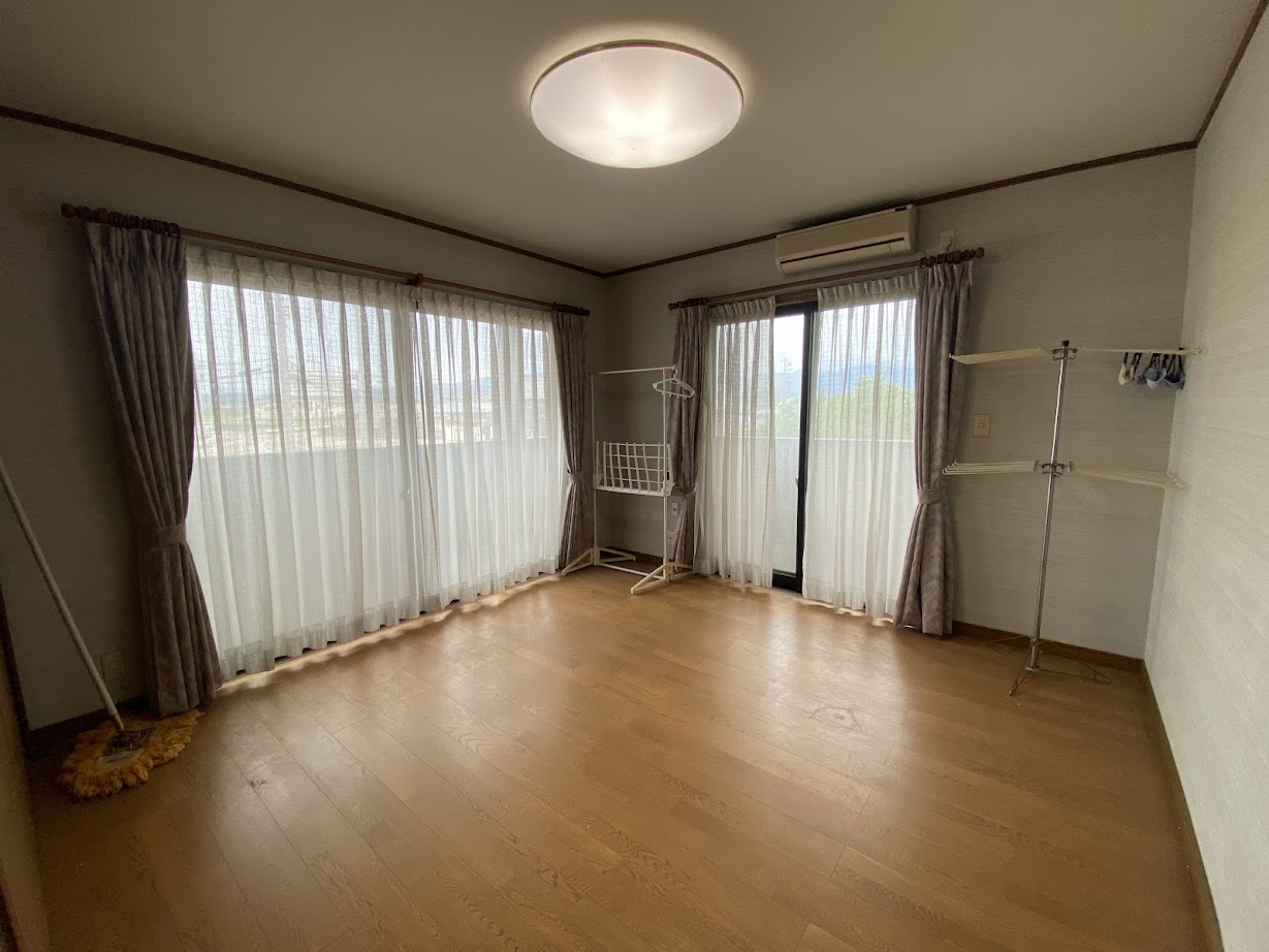 1990s wood house, 15-min walk to station, Toyama