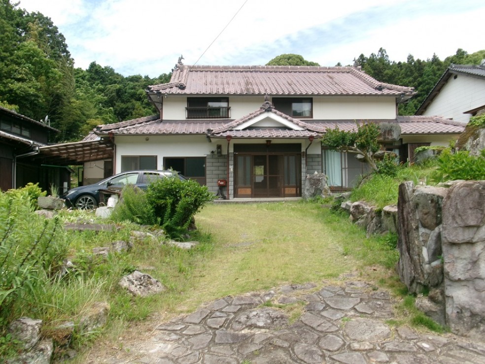 1970s wood house on a large plot in Oita