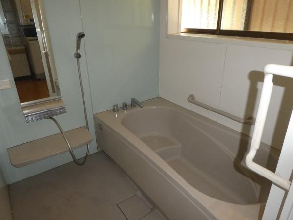 1990s wood house, 20-min walk to station, Ehime